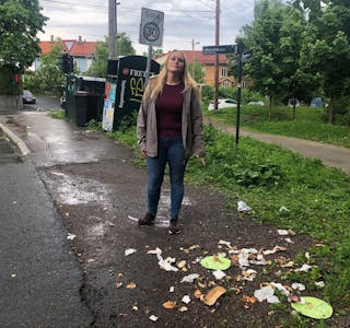 FRUSTERT: Karense Foslien er frustrert over at det fine området rundt Alnaelva alltid er dekket med søppel. Hun håper at det blir gjort tiltak for å bøte på problemet. Foto:
