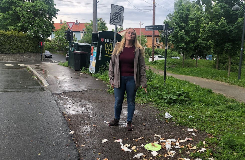 FRUSTERT: Karense Foslien er frustrert over at det fine området rundt Alnaelva alltid er dekket med søppel. Hun håper at det blir gjort tiltak for å bøte på problemet. Foto: