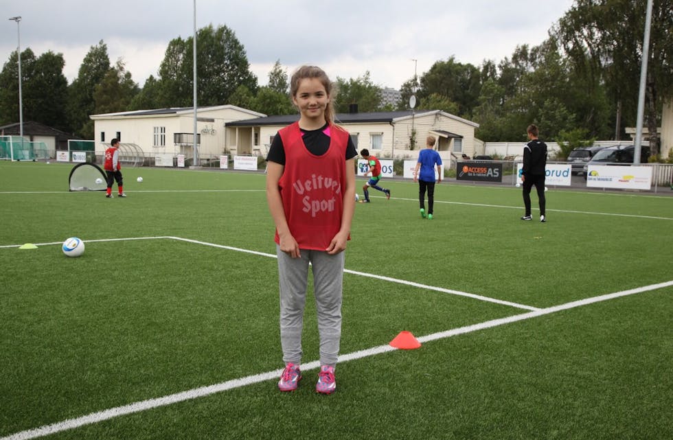 FØRSTE GANG: Amanda (11) hadde så lyst til å lære seg å spille fotball. Foto: