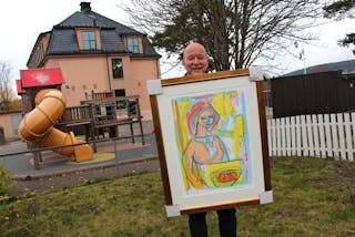 KJENT NAVN: Leder av kunstkomiteen til Lions Club Oslo Høybråten, Per-Kristian Petersen, viser stolt fram maleriet «Piken med fruktkurv» av Kai Fjell. Fjell er årets hovedkunstner. Foto: