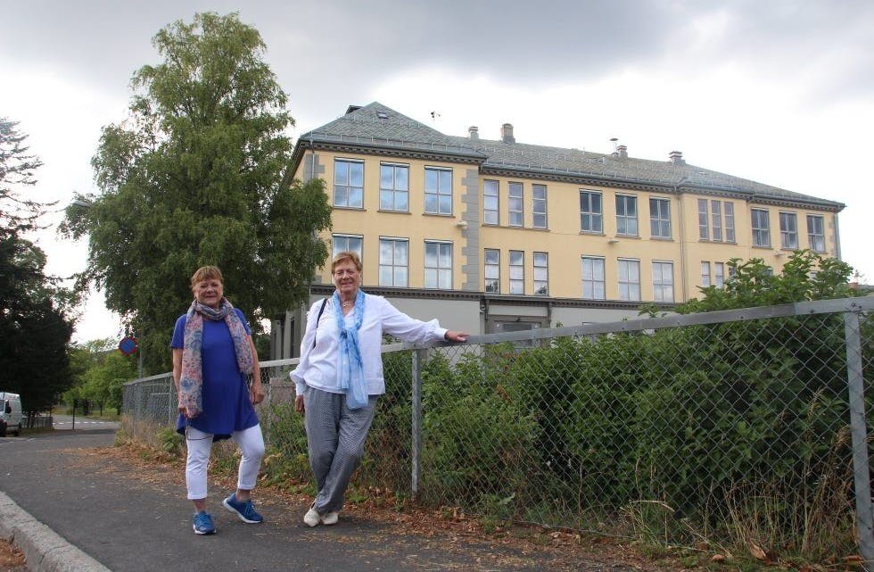 GRORUD SKOLE: Tvillingene Thove Arnesen (t.v.) og Turid Myhre synes sin gamle skole er seg selv lik. Bortsett fra nye vinduer og dører er det ikke store endringer, mener søstrene. Foto: