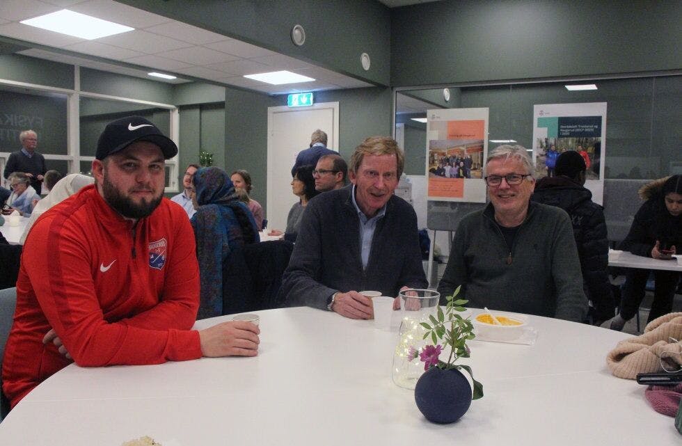 SOSIALT TREFFPUNKT: Mange hadde tatt turen innom nye H2 for å overvære åpningen. Her med Thor Olav Delgado-Rodriguez i Haugerud IF, medlem i Alna bydelsutvalg Knut Røli, og leder av Haugerid IF Dag Endal. Foto: