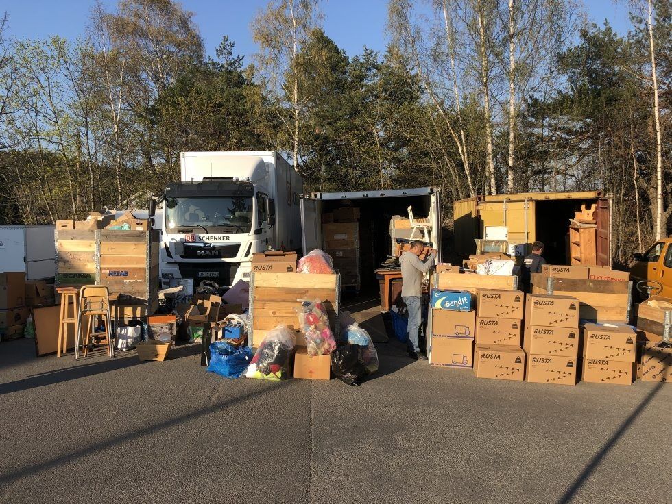 TO FULLE CONTAINERE: Og den tredje er på vei. På tirsdag er det innsamling av alle loppene, så det er fortsatt en mulighet til å levere fra seg ting man ikke lenger har bruk for. Foto: