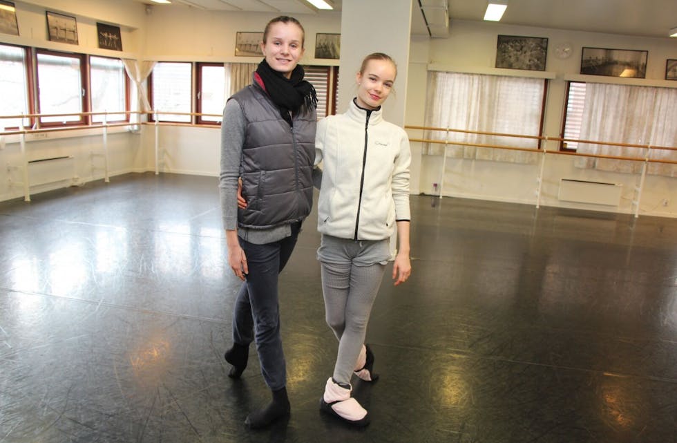 SATSER: Kristine Moe (16) og Johanne Springer (16) valgte bort videregående skole for å gå på Den Norske Ballettskoles Masterclass. Drømmen er å bli profesjonell ballettdanser og å jobbe for et kompani.  Foto: