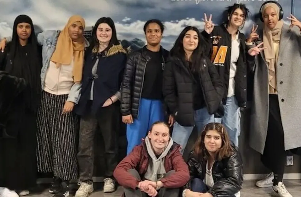 United Sisters Ellingsrud har skrevet en kronikk om rasisme. På bildet er også to sosionomstudenter. Foto: Forandringshuset på Ellingsrud