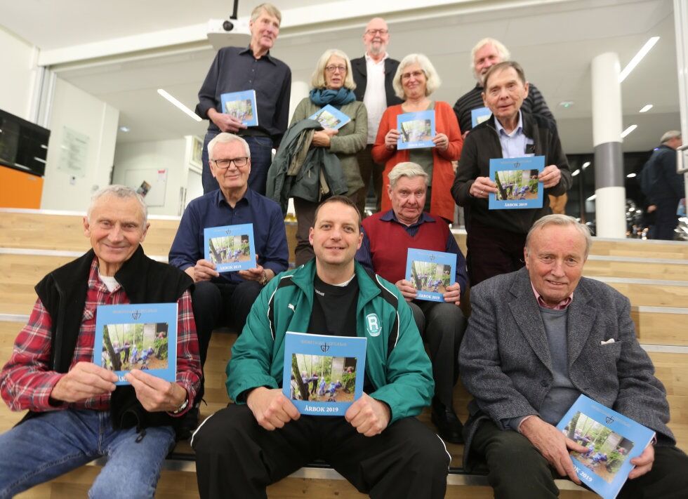 BLIDE BIDRAGSYTERE: Alle som leverer artikler til årsboka får en signert utgave. De som var til stede ved årets lansering var: Øystein Buer (bak f v), Kirsten Berrum, Dan Brovold (historielagsleder), Anne Fikkan og Håvard Pedersen. Jan Arne Tangerud (midten f v), Ole Haugerudbråten og Inggard Nilsen. Harald Olsen /foran f v), Frank Eugen Edvardsen, og Frithjof Funder. Foto: