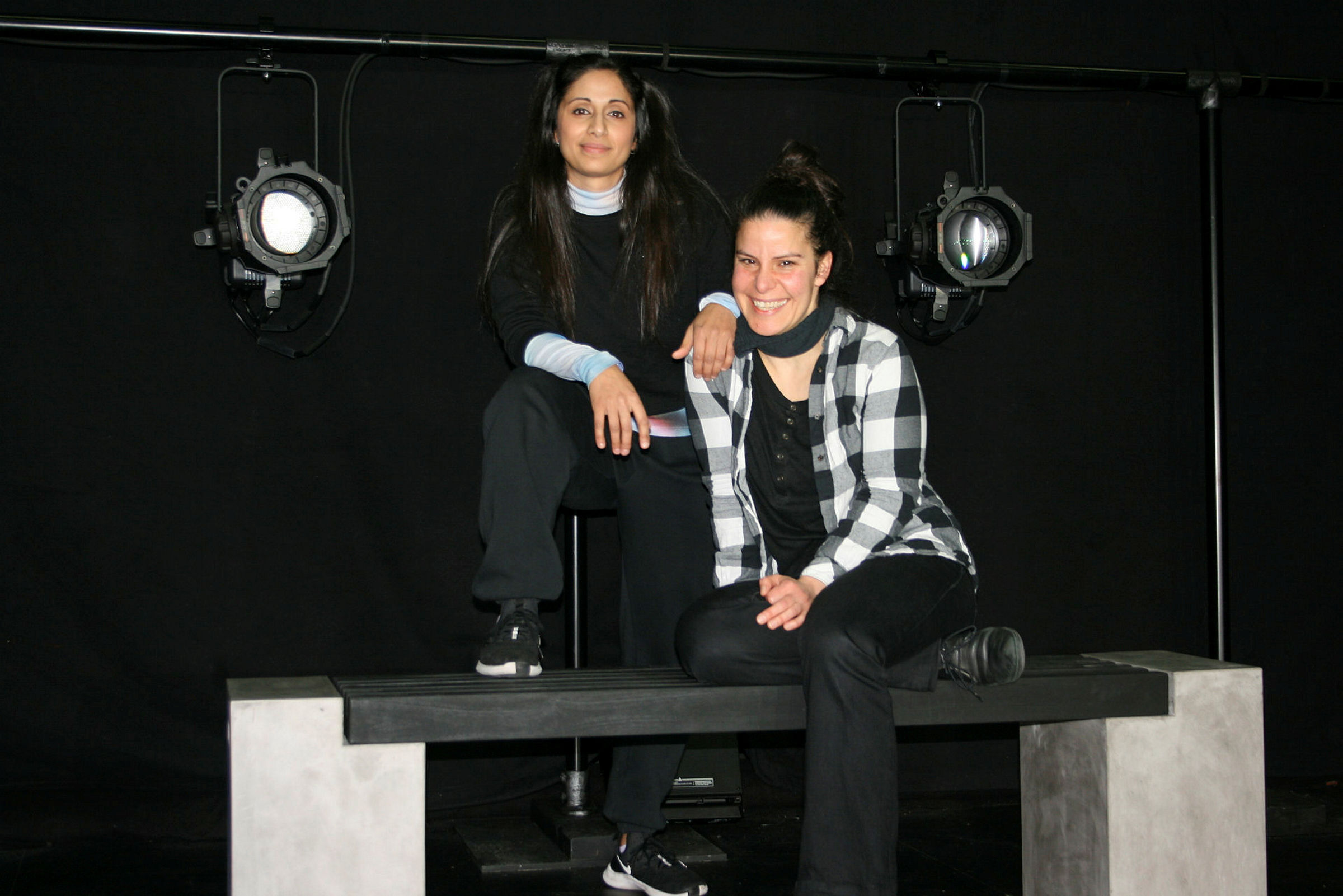 BLIKKING PÅ SCENEN: Skuespiller Hina Zaidi (t.v.) og regissør Mine Nilay Yalcin forteller en historie om hvordan ett stygt blikk kan gi store ringvirkninger. Foto: Caroline Hammer