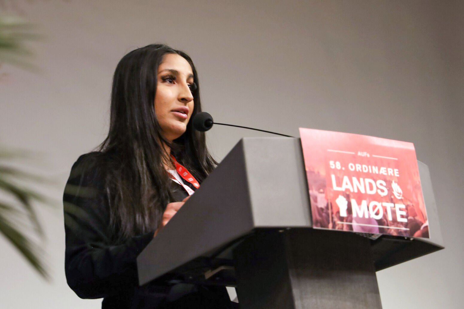 Nawail Butt ga tydelig beskjed om at AKS må bli gratis i hele Norge, slik det nå er i blant annet Bydel Grorud. Foto: AUF Oslo