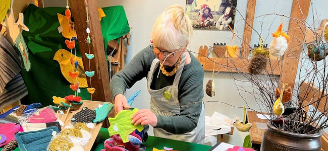 Anne Syversætre er glad i farger, og bruker det hun har av materialer. Det du får kjøpt hos henne blir alltid unikt. Foto: Tom Evensen