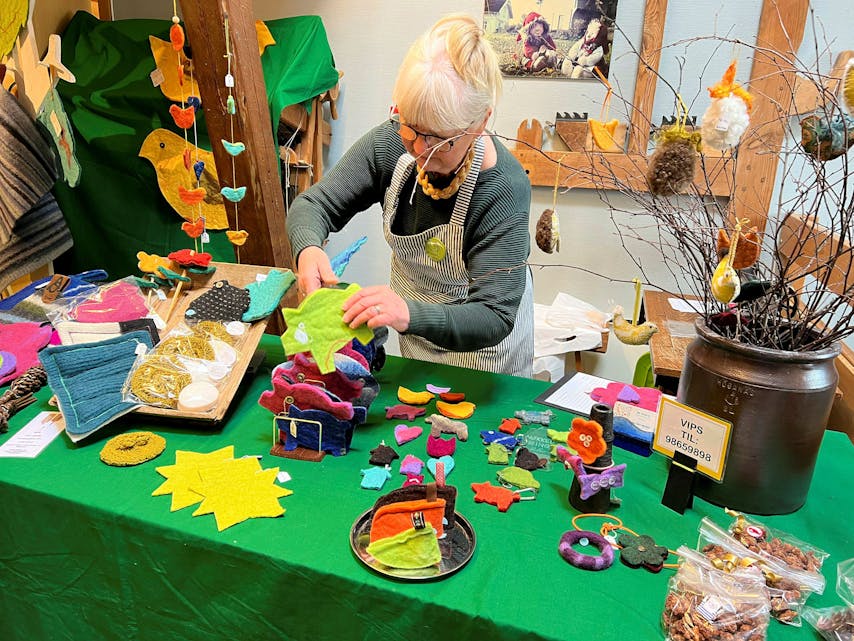Anne Syversætre er glad i farger, og bruker det hun har av materialer. Det du får kjøpt hos henne blir alltid unikt. Foto: Tom Evensen