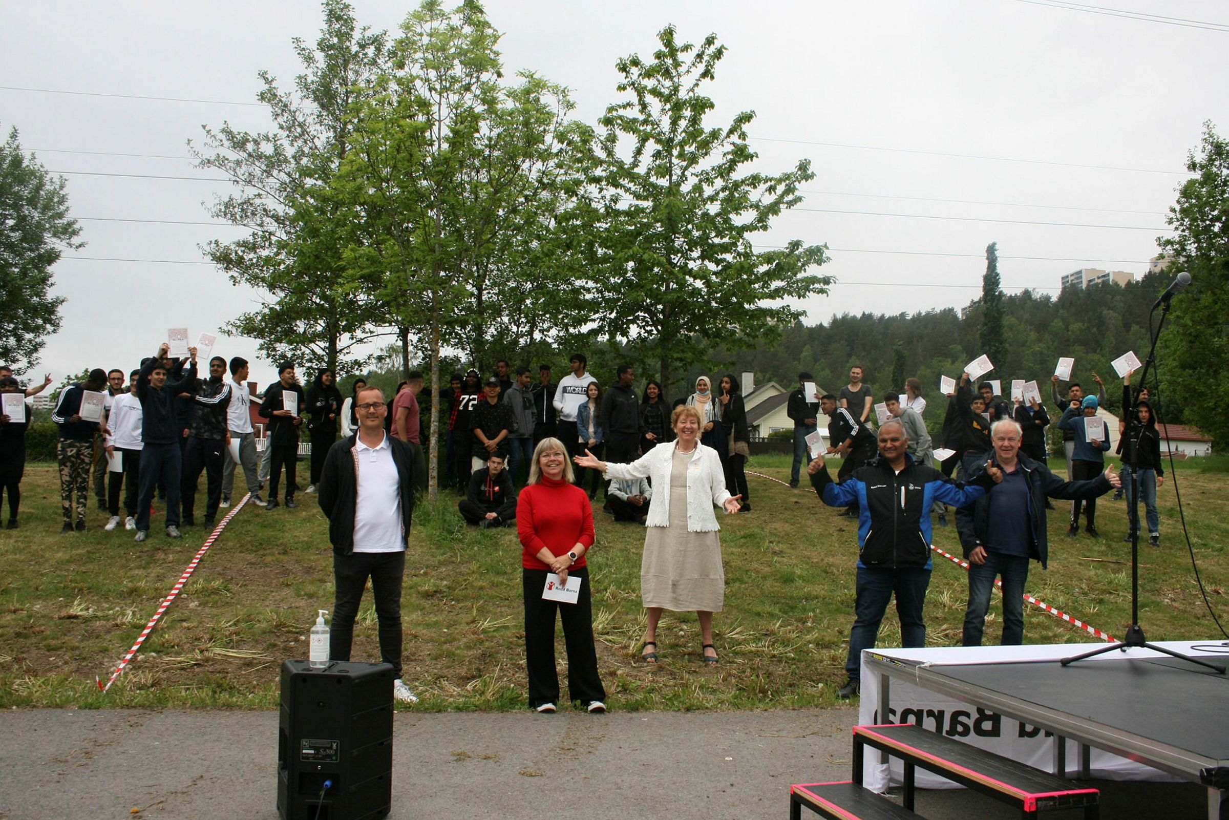 SUPERINNSATS: Elevene på niende trinn feiret gjennomføringen av «Helt ærlig». Foran f.v. assisterende rektor Erlend Sollie, Monica Sydgård fra Redd Barna, ordfører Marianne Borgen (SV), BU-leder Rashid Nawaz og Tore Ludt (SV) fra bydelsutvalget. Foto: Caroline Hammer