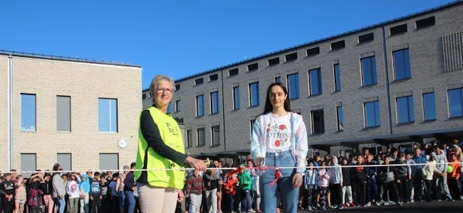 KLIPTE SNORA: Rektor Tone Nordstrøm og fjorårets nestleder i elevrådet, Kaynat Khan, åpnet skolegården. Foto: