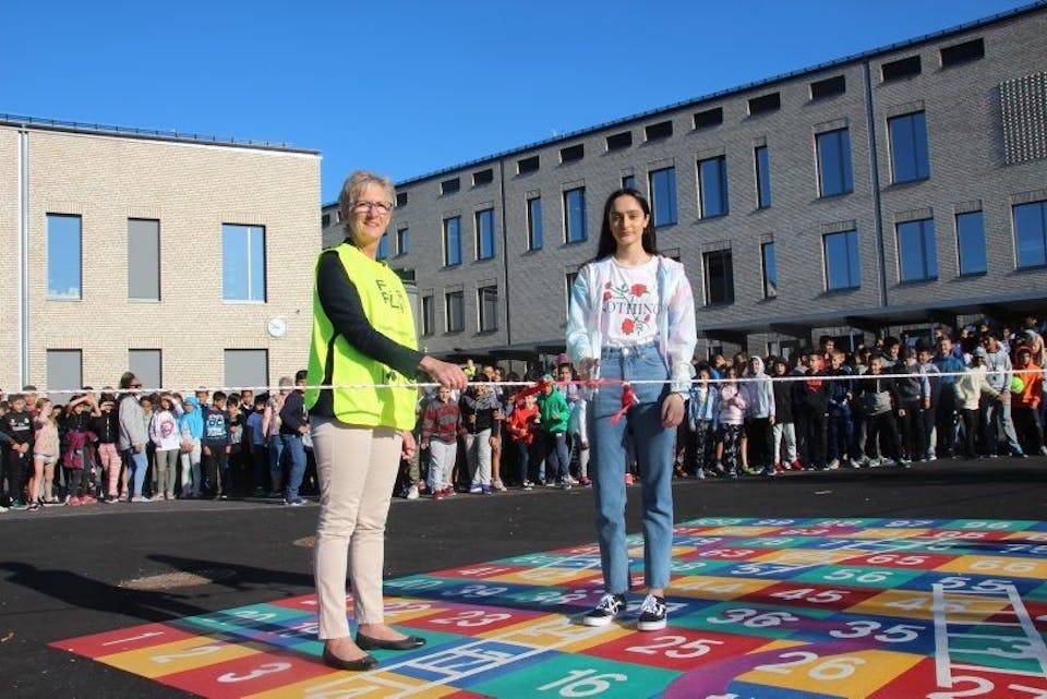 KLIPTE SNORA: Rektor Tone Nordstrøm og fjorårets nestleder i elevrådet, Kaynat Khan, åpnet skolegården. Foto: