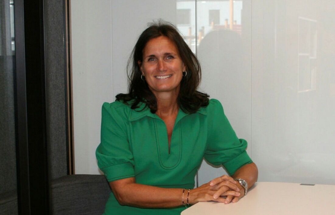 PODCAST-ROM: Ingjerd Tesaker i skolens nye podcast-rom, et lydtett rom der elevene kan gjøre opptak. Hun peker på norsk, engelsk og samfunnsfag som fag der podcast-rommet kan bli et godt verktøy. Foto: Caroline Hammer