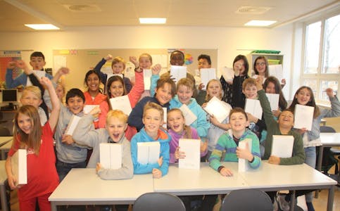 FIKK iPAD: Elevene i klasse 5c på Tonsenhagen fikk klassesett med iPader av DNB. Foto: