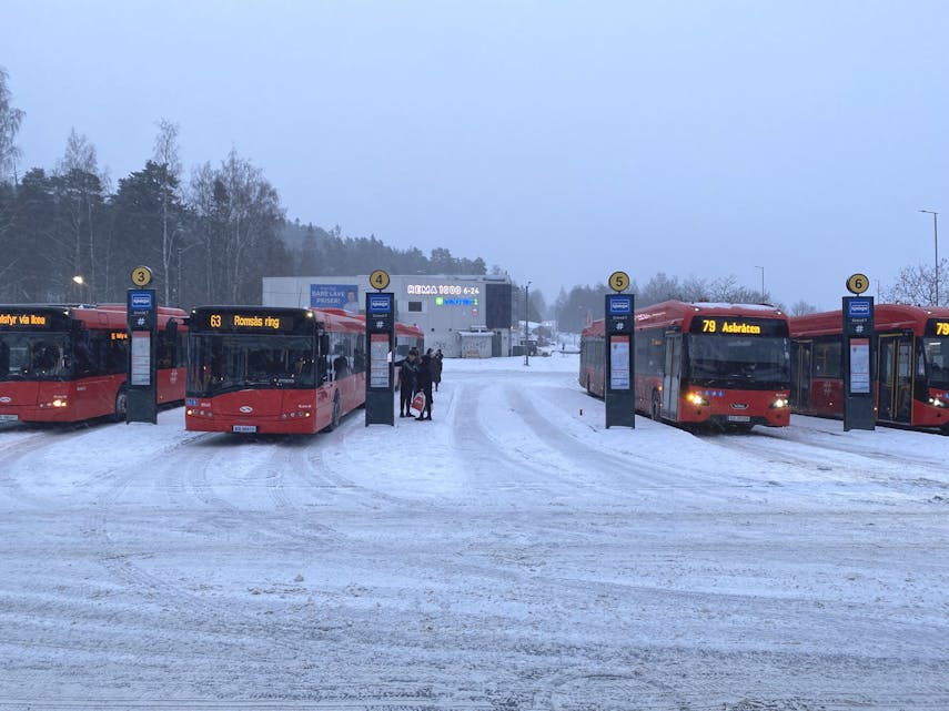 GRORUD: Det er ventet en del snø både i dag onsdag og fredag. Mange fryktet nedbør onsdag ville skape kaos i Oslo, men det har tilsynelatende gått helt udramatisk for seg. Foto: