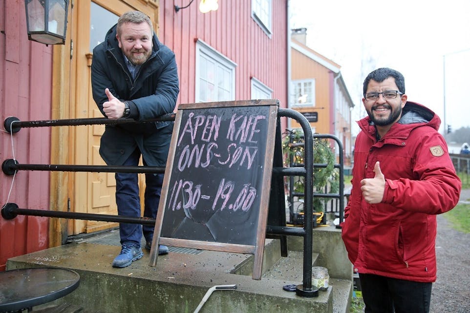 KLARE MED LIVBØYE: Anders Røberg-Larsen og Alejandro Decap gir tommel opp for Steinbra uka før budsjettet skal behandles. Foto: