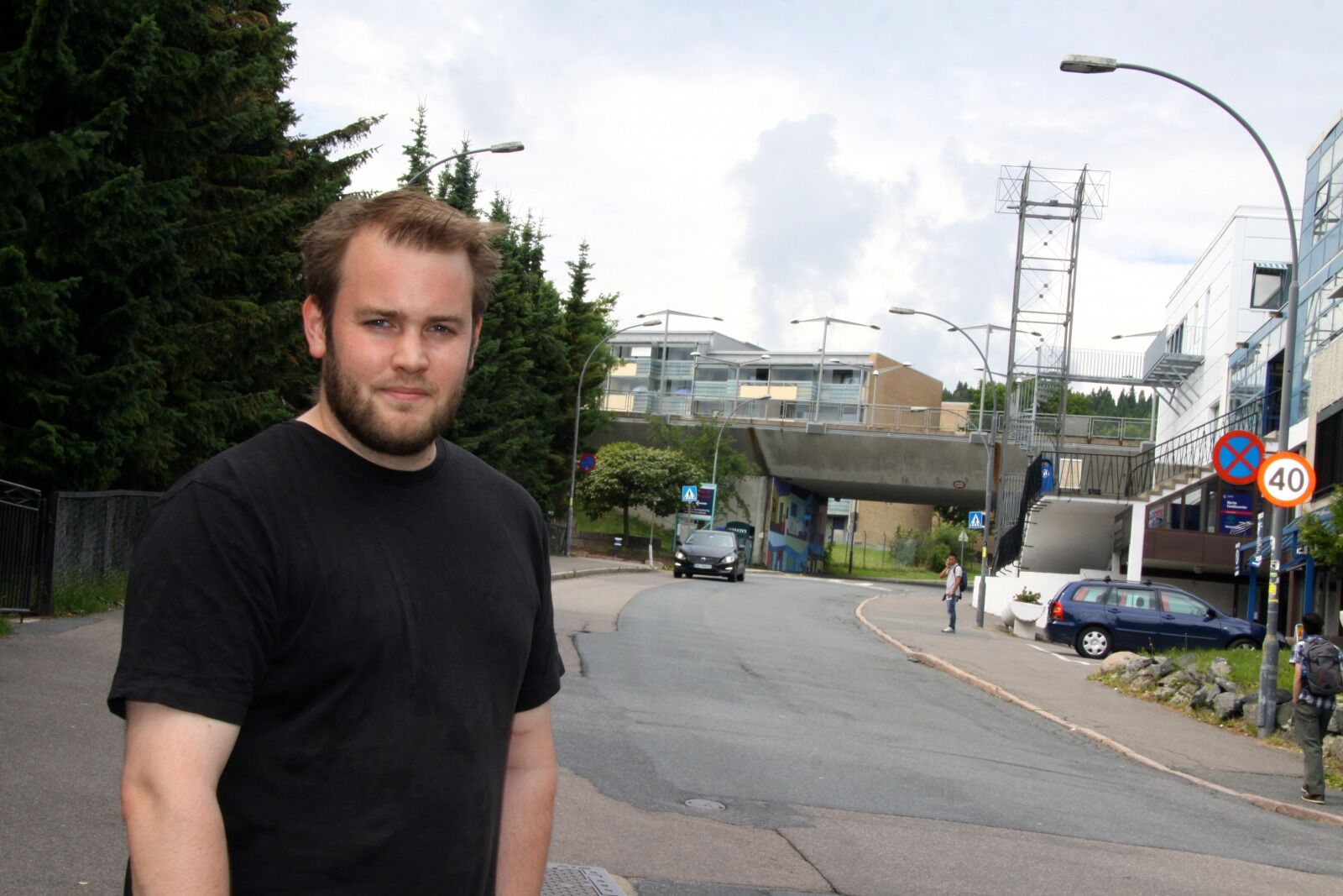 RASER: Bjarne Kristoffersen (SV) er helt uenig i forslag om bussing av elever. Han mener barna ikke skal lide fordi de ikke får nok ressurser av samfunnet.  Foto:
