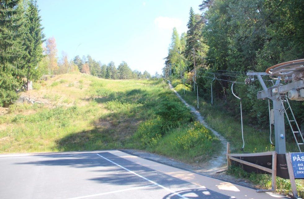 ALPINBAKKEN: Rett nedenfor Liastua ligger slalåmbakken Liabakken. Den ligger sentralt til på Vestli med Tokerud skole som nærmeste nabo. Foto: