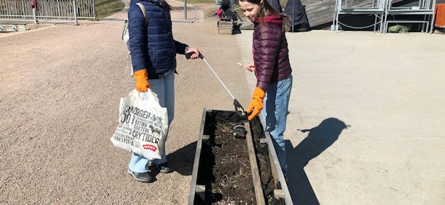 MILJØENGASJERTE. Sarah (12, t.v.) og Emily (12) har alltid interessert seg for miljøet. Da de fant ut at de kunne plukke søppel i nabolaget, kastet de seg ut i arbeidet. Foto: Caroline Hammer