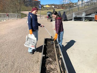 MILJØENGASJERTE. Sarah (12, t.v.) og Emily (12) har alltid interessert seg for miljøet. Da de fant ut at de kunne plukke søppel i nabolaget, kastet de seg ut i arbeidet. Foto: Caroline Hammer