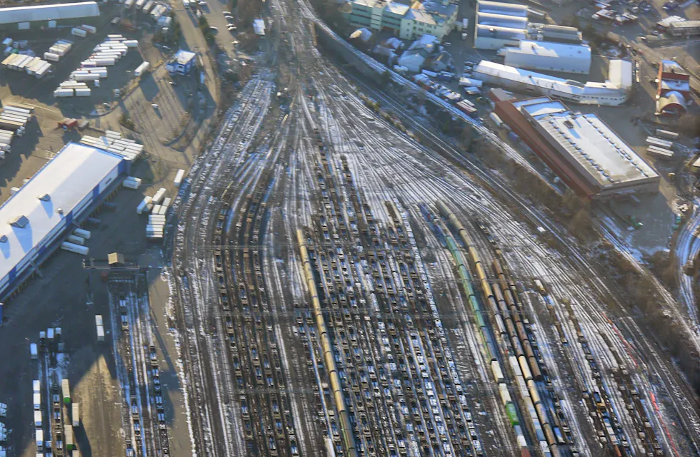 Legger til rette for mer godstransport fra Alnabruterminalen i Groruddalen. Terminalen er de siste ti år rustet kraftig opp – og utvidet. Foto:
