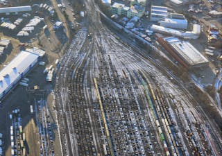 Legger til rette for mer godstransport fra Alnabruterminalen i Groruddalen. Terminalen er de siste ti år rustet kraftig opp – og utvidet. Foto: