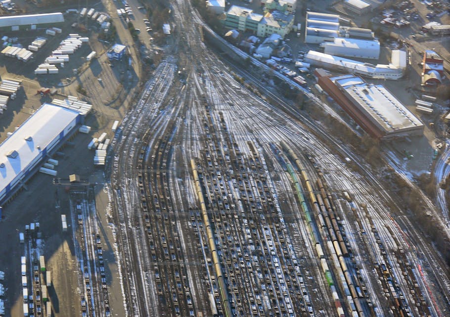 Legger til rette for mer godstransport fra Alnabruterminalen i Groruddalen. Terminalen er de siste ti år rustet kraftig opp – og utvidet. Foto: