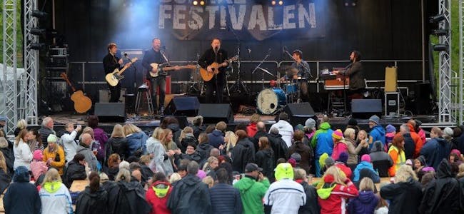 TETT: Publikum strømmet til scenen da Bjørn Eidsvåg tok turen til Bjerkefestivalen i fjor. Nå spøker det for arrangementet. Foto: