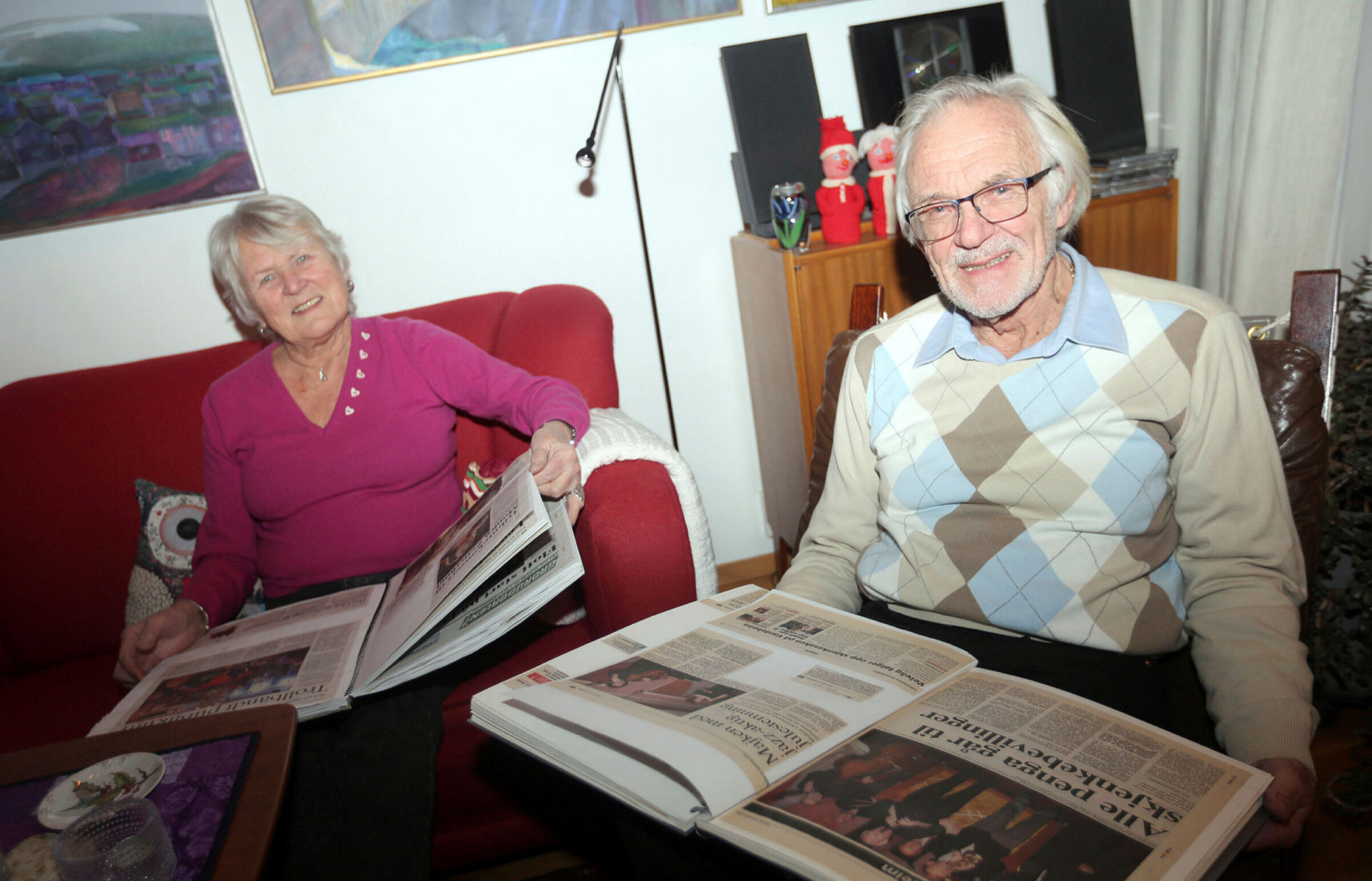Anne Lise og Jan G. Haanæs har samlet alt som har vært skrevet om Jazz på Vardeheim siden de overtok for 18 år siden i to store utklippsbøker. Foto: Rolf E. Wulff
