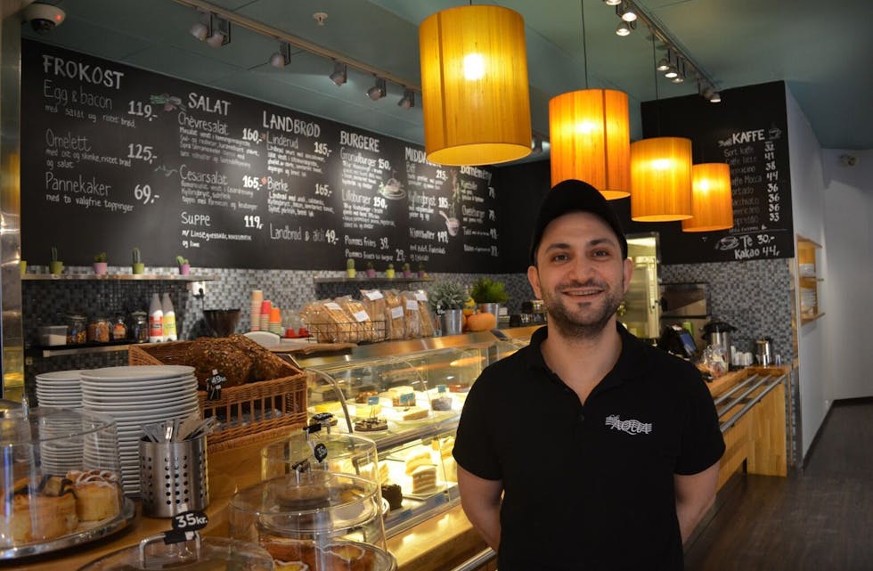 STOLT: Farshid Samsami er stolt av den nye kafeen. Foto: