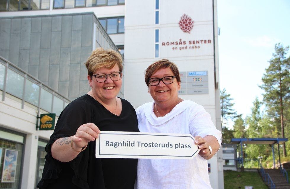 EN ÆRE: Hilde «Lille Ragnhild» Østreng og Tove Lunderby er to av døtrene etter Ragnhild Trosterud, og smiler fra øre til øre etter at Grorud BU vedtok å hedre moren med en egen plass på Romsås. Foto: