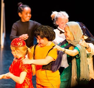 TO SHOW: Barn og ungdommer fra Lindeberg teatergruppe har vist fram forestillingene «Tusen og én natt – tre orientariske eventyr» og «Turboshow». Foto: Dan A. Nachtnebel Foto: