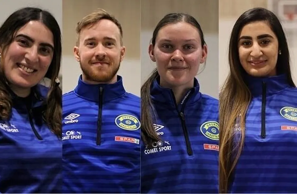 <strong class="nf-o-text--strong">KORONAVAKTER: </strong>Laila Harmouch, Ask Kjelleberg, Kristin Mikaelsen og Sidra Rana er miljøarbeidere i Grorud Idrettslags fritidsklubb Åpen Hall. I påsken skal de «felte» som koronavakter på Idrettslagets baner og sørge for at smitteverntiltakene blir etterfulgt. Foto: