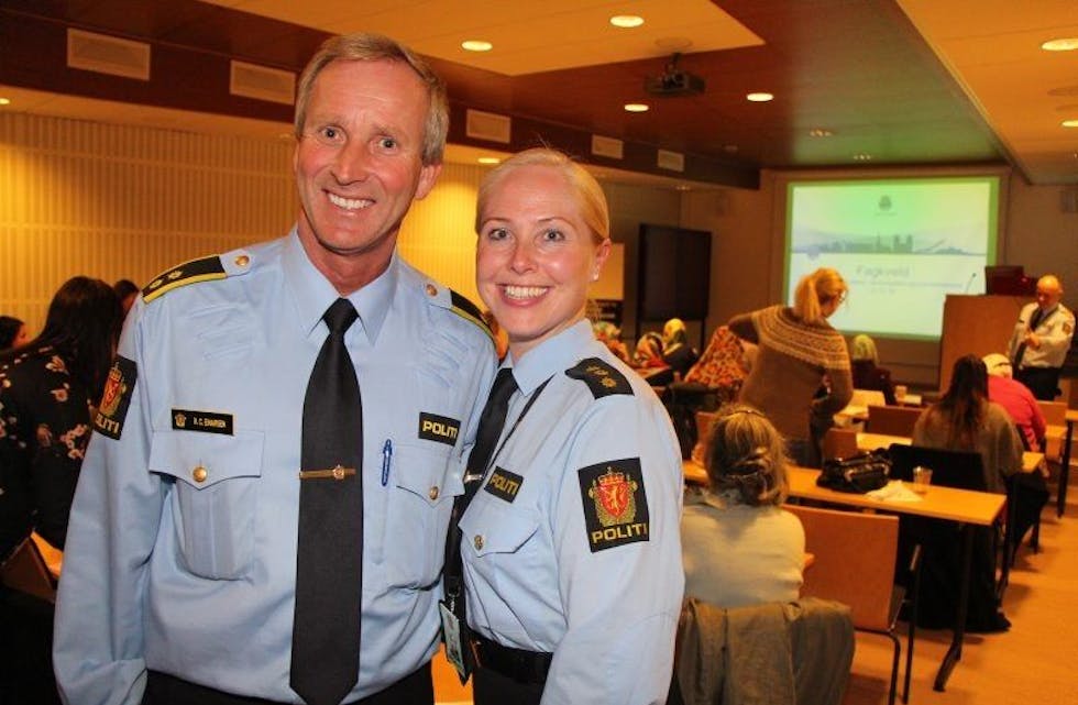 FAGKVELD: Minoritetskontaktene Roy Cato Einarsen og Therese Lutnæs hos politiet på Stovner inviterte sammen med barnevernet til en fagkveld om deres arbeid. Foto: