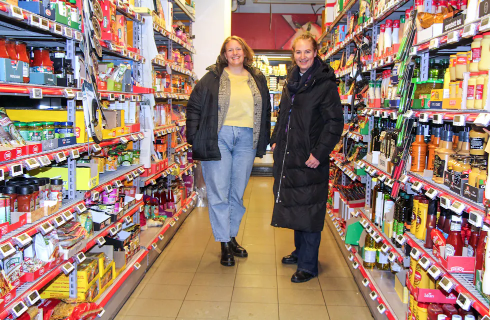 Menigheten har 100 gavekort på 500 kroner hver som de ønsker å dele med personer som sliter med trang økonomi. Gavekortet kan brukes på alle Kiwi og Coop Extra sine butikker. Her med diakon Marit Juven Gjærde (t.v) og sokneprest Liv Arnhild Romsaas. Foto: Sindre Veum Apneseth