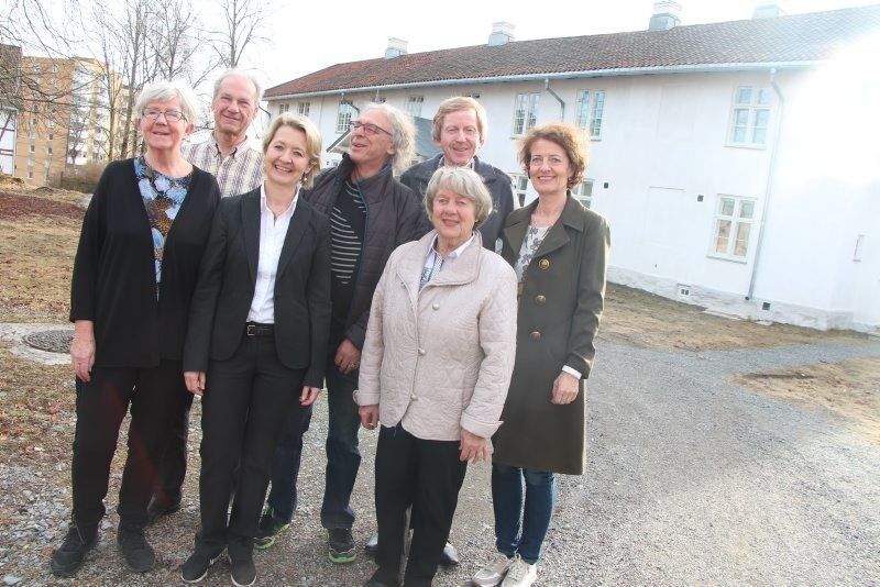 SKAL BLOMSTRE: Frivillige lag og organisasjoner, bydelen og Kulturetaten har signert kontrakt om aktivitet og drift av Tveten gård fremover. Her med Hans Christian Husebye (Hellerud historielag), Trond Hansen (Tvetenkoret), BU-leder Knut Røli, Ellen Liljedahl (Bydel Alna), Anne Langaard Jensen (Folkeakademiet), Hilde Barstad (Kulturetaten) og Bjørg Levorsen (Tveten gårds venner). Foto: