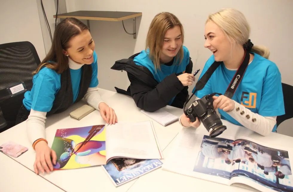 VARIERENDE HVERDAG: I fjor fortalte Ylva Ytterberg (17), Lea Strand (18) og Lea Kjernsli (17) om sin skolehverdag på F21, med faget journalistikk i fokus. Foto: