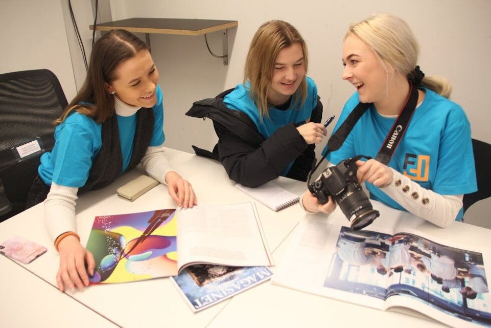 VARIERENDE HVERDAG: I fjor fortalte Ylva Ytterberg (17), Lea Strand (18) og Lea Kjernsli (17) om sin skolehverdag på F21, med faget journalistikk i fokus. Foto: