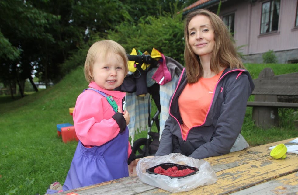 MATBIT PÅ TUNET: Julie Nordahl Breang (2) og mamma Marte Nordahl spiste bringebær og boller i hyggelige omgivelser. Foto: