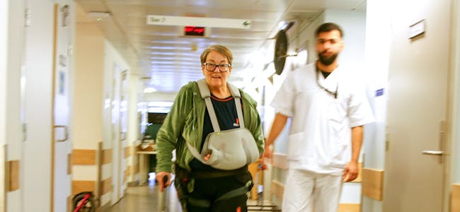 Slag og infeksjonssykdom har rammet Bjørg Månum Andersson hardt, men hun er klar på at hun skal fortsette å kjempe for å bli frisk nok til å gå trapper igjen. Foto: Caroline Hammer