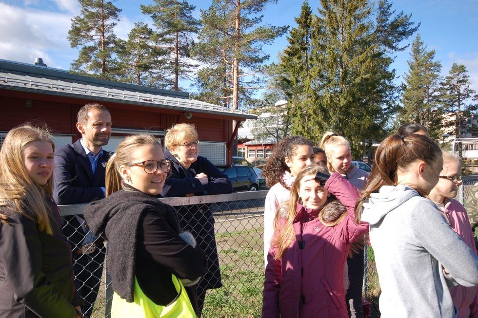 GJESTER: Det var ikke bare Hallstein Bjercke og Trine Skei Grande som gjestet Bjøråsen denne dagen. Det gjorde også elever fra naboskolen Tiurleiken og lærer Maren. Foto: