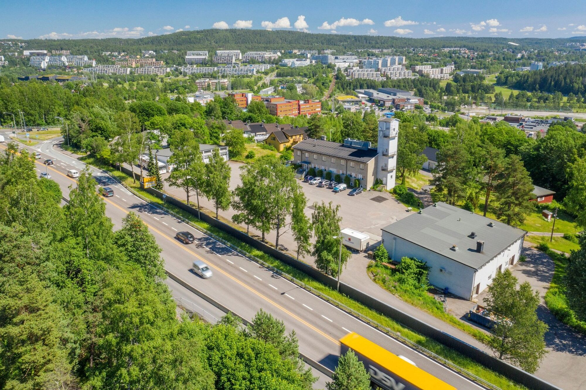 TIL SALGS: Grorud leir har v¾rt base for for bde Sivilforsvaret og Norsk brannskole siden 50-tallet. N skal f¿rstnevnte flytte - og tomta ligger ute for salg.  (Foto: Malling & Co) Foto: