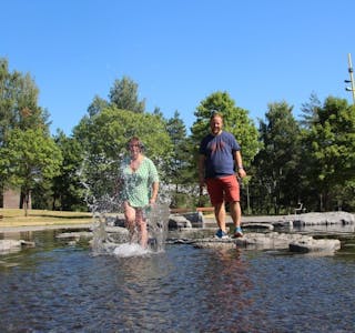 AVKJØL DEG HER: Monique Nyberget Hiller og Dan Paulsen anbefaler alle å ta turen til vannspeilet i stedet. Foto: