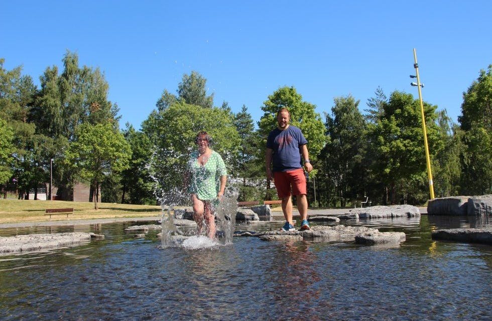 AVKJØL DEG HER: Monique Nyberget Hiller og Dan Paulsen anbefaler alle å ta turen til vannspeilet i stedet. Foto: