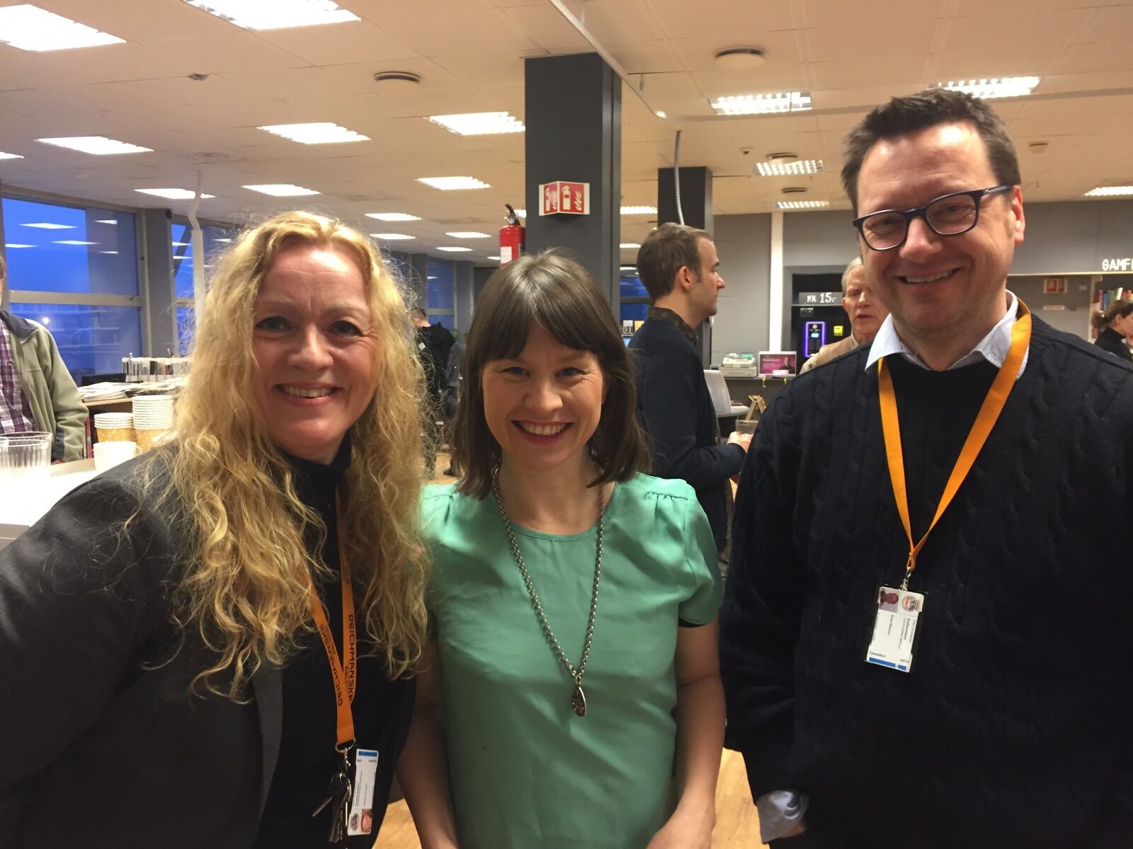 <strong class="nf-o-text--strong">MERÅPENT:</strong> Filialleder Heidi Grytten, byråd for kultur, idrett og frivillighet Rina Mariann Hansen og konstituert biblioteksjef Knut Skansen feiret det meråpne biblioteket med kaffe og wienerbrød. Foto: Deichmanske bibliotek