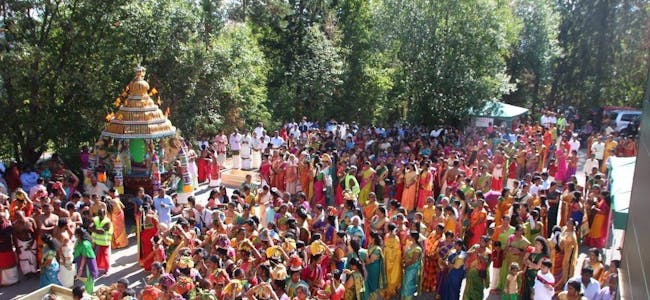 STRØMMET PÅ: Flere tusen hinduer samlet seg utenfor templet på Rødtvet for å hylle de tre største gudene. Foto: