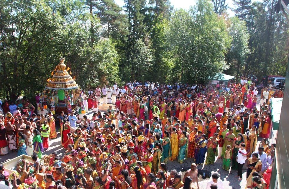 STRØMMET PÅ: Flere tusen hinduer samlet seg utenfor templet på Rødtvet for å hylle de tre største gudene. Foto:
