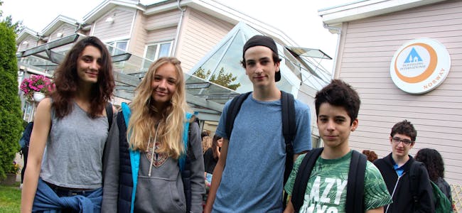 PÅ BESØK: Pia (14), Ottilia (15), Hugo (15) og Paul (14) fra Paris i Frankrike er på besøk i Oslo. De liker seg godt på Haraldsheim.  Foto: