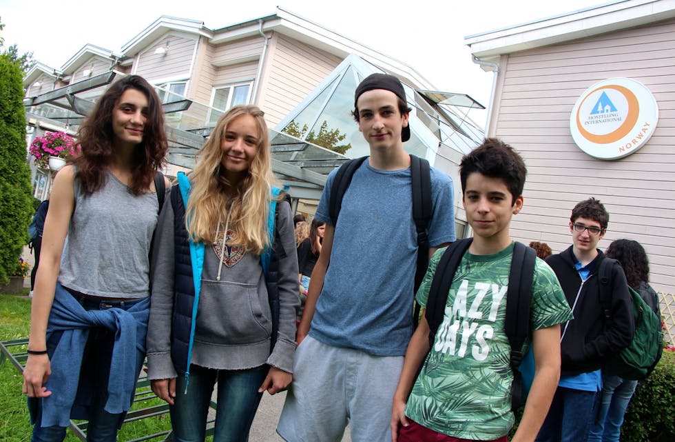 PÅ BESØK: Pia (14), Ottilia (15), Hugo (15) og Paul (14) fra Paris i Frankrike er på besøk i Oslo. De liker seg godt på Haraldsheim.  Foto: